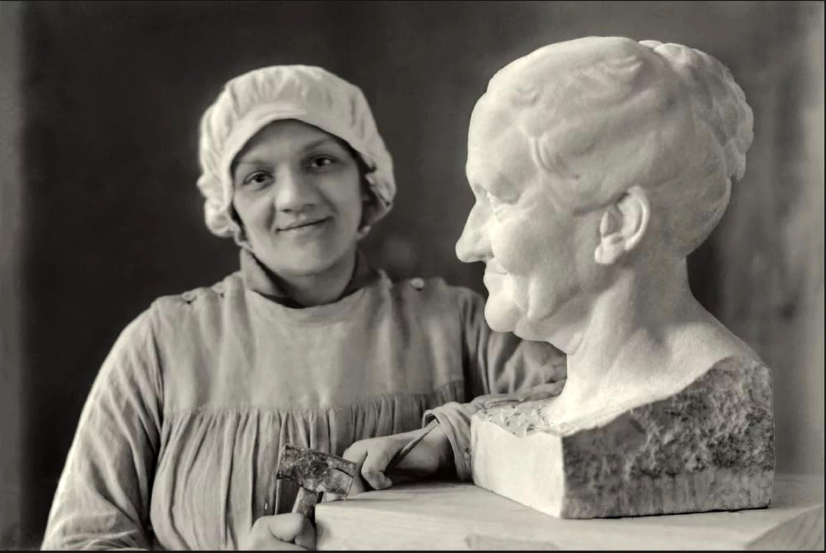 Karla Vobišová-Žáková (1887–1961) s bustou své matky. Foto: archiv rodiny