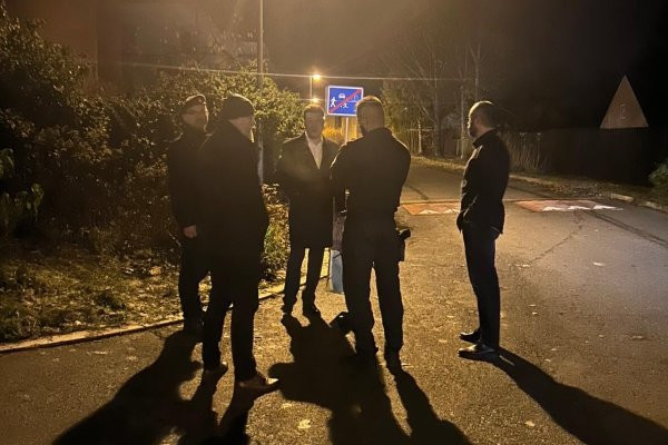 Proti Okamurovu domu vyvěsil vlajku Ukrajiny. Hned u něj byli policisté, musel ji sundat