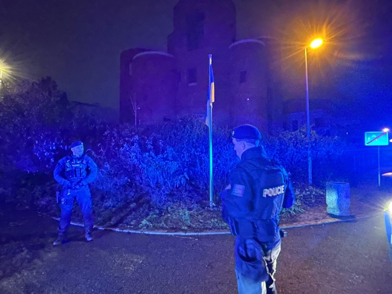 Policejní manévry kvůli ukrajinské vlajce před domem Tomia Okamury v Praze. Foto: archiv Radka Janaty