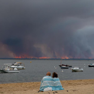 Arcachon, plage Pereire, le 23 juillet dernier. De l’autre côté du Bassin, le mégafeu engloutit tout le combustible qu’il parvient à attraper.