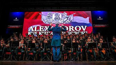 Występy chóru Aleksandrowa- sowiecki sztafaż zmienionyna wielkorosyjski - to element propagandy. Delikatnie serwowana myśl imperialna