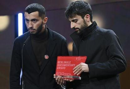 Basel Adra (izquierda) y Yuval Abraham, el pasado 24 de febrero recogiendo el premio al mejor documental en la Berlinale.