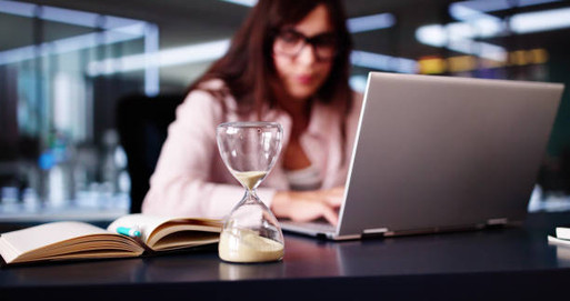 Late Invoice And Billing Deadline With Hourglass Late Invoice And Billing Deadline With Hourglass At Desk Work Time Calculator i German stock pictures, royalty-free photos & images