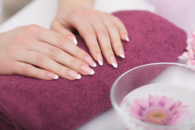 spabeautysaloncloseupfemalehandswithperfectnaturalfingernailssoakinghandbathbeforemanicurewomanwashingperfectnailstransparentbowlwaternailcarehighresolution_11845494232.jpg