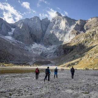 Cauterets, le 19 septembre 2024 - Le glacier des Oulettes de Gaube (au centre) sur la face nord du massif du Vignemale vu depuis le refuge des Oulettes. En haut à gauche, le glacier du Petit Vignemale. PHOTO: Vincent NGUYEN / Riva Press