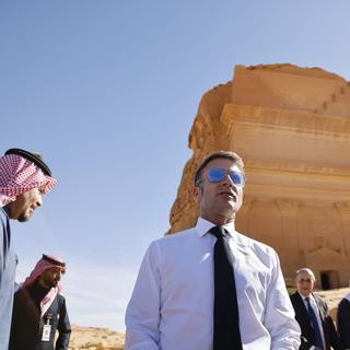 LUDOVIC MARIN/AFP CORRECTION / TOPSHOT - French President Emmanuel Macron visits the archaeological site of al-Hijr (Hegra), near the northwestern Saudi city of AlUla, on December 4, 2024. Macron concludes his state visit to Saudi Arabia on December 3 in the oasis of Al-Ula, an iconic tourist project of the kingdom, far from the political crisis that is shaking France. (Photo by Ludovic MARIN / POOL / AFP)
