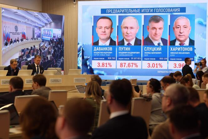 Les premières estimations du résultat de l’élection présidentielle, à la commission électorale centrale, à Moscou, le 17 mars 2024.