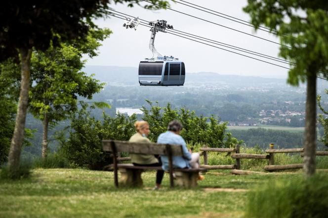 Une cabine du téléphérique Téléo survole les environs de la Garonne, à Toulouse, deux jours avant son entrée en service, le 12 mai 2022.