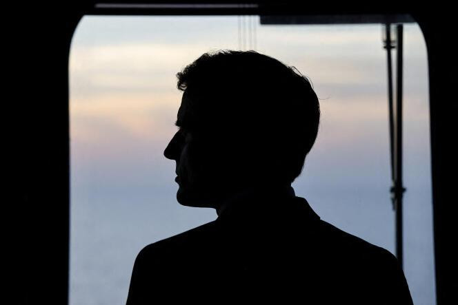 Le président français Emmanuel Macron à bord du porte-avions « Charles-de-Gaulle », naviguant entre le canal de Suez et la mer Rouge, le 19 décembre 2022.