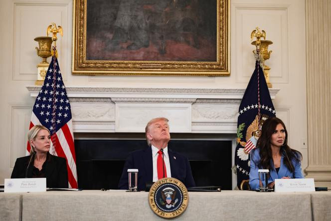 La ministre de la justice, Pam Bondi (à gauche), Donald Trump et la secrétaire à la sécurité intérieure, Kristi Noem, lors d’une table ronde sur le mouvement antifa à la Maison Blanche, à Washington, le 8 octobre 2025.