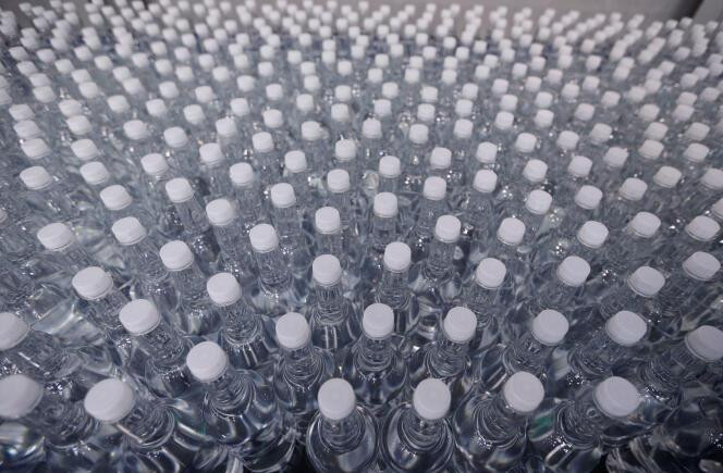 Des bouteilles en plastique d’eau minérale sur une ligne d’embouteillage,  Arcachon, France, en octobre 2018.