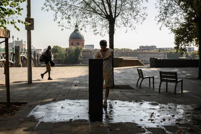 Un homme remplit sa bouteille d’eau à une fontaine publique, à Toulouse, le 15 août 2025.