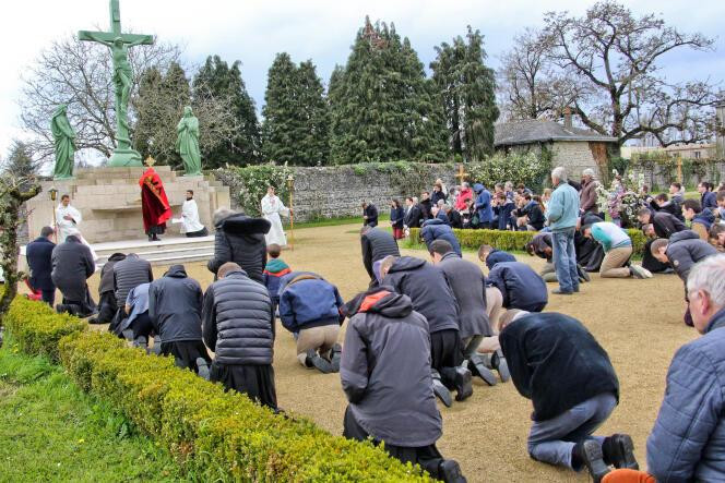 Prière de séminaristes et de fidèles, lors du chemin de croix du Vendredi saint, dans une abbaye où la communauté Saint-Martin forme de futurs prêtres, à Evron (Mayenne), le 29 mars 2024.