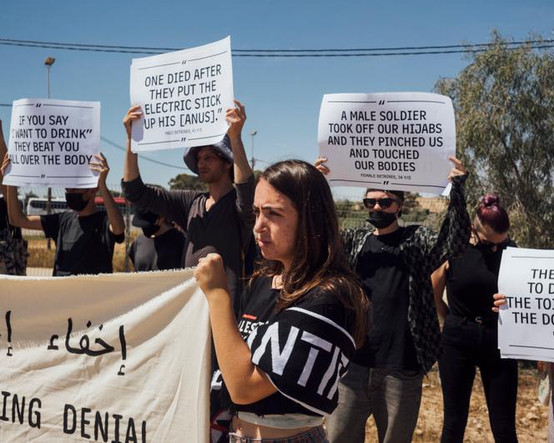 Des israéliens manifestent devant la base militaire de Sde Teiman, où ont été enfermés une partie des Gazaouis arrêtés par l'armée lors de leurs opérations militaires à Gaza. Be'er Sheva (Israël), le 20 avril 2024.