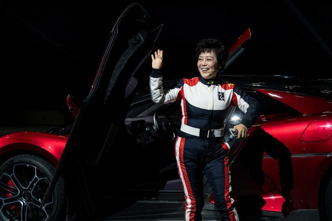 Stella Li, vice-présidente de BYD Co., sur le circuit automobile de l’entreprise à Zhengzhou, dans la province du Henan (Chine), le 5 novembre 2025.