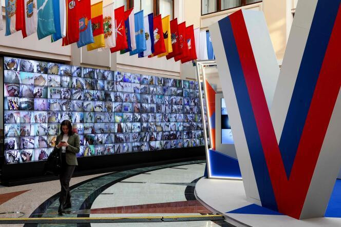 Retransmission en direct des bureaux de vote de toute la Russie sur un écran géant installé au siège de la commission électorale centrale à Moscou, le 15 mars 2024, premier jour de l’élection présidentielle.