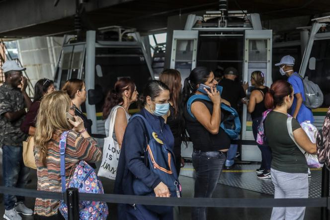 A l’embarquement des passagers du Metrocable de Medellin, en Colombie, le 13 mars 2020.