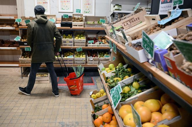 Un client fait ses courses au « Super Cafoutch », un supermarché coopératif et participatif à Marseille, le 19 janvier 2023.