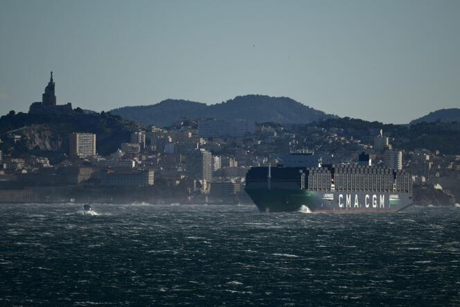 Le « CMA CGM Palais Royal », le plus grand porte-conteneurs au monde, dans la baie de Marseille, le 14 décembre 2023.