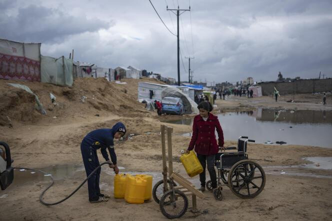Des Palestiniens déplacés s’approvisionnent en eau, dans un camp à Rafah, le 27 janvier 2024.