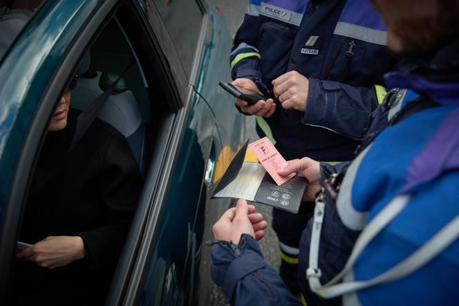 Vérification des documents d’un conducteur dans le centre de Paris, le 28 mars 2024.