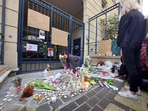 Au pied de l’immeuble où vivait Chloé, tuée par son père à l’âge de 5 ans, à Courbevoie, le 13 mai 2023.