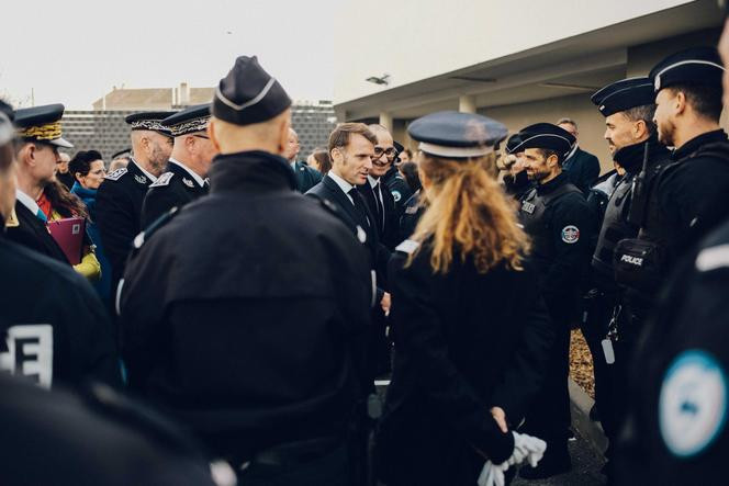 Emmanuel Macron s’entretient avec des policiers à l’occasion de l’inauguration du nouveau commissariat des 13ᵉ et 14ᵉ arrondissements de Marseille, le 16 décembre 2025.