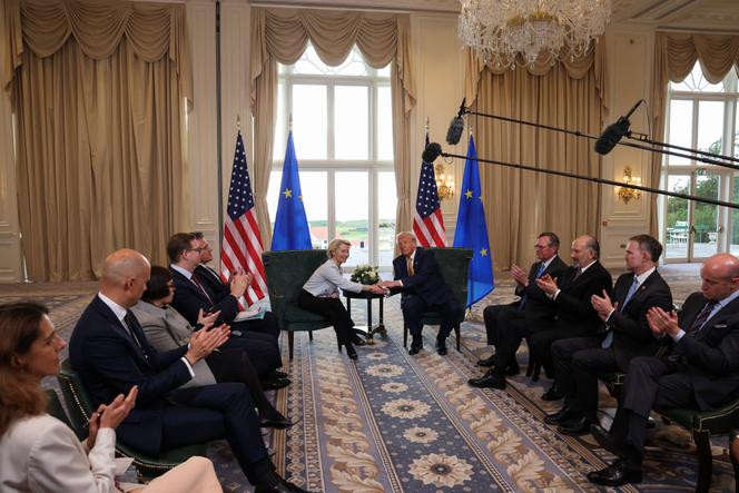 Donald Trump et la présidente de la Commission européenne, Ursula von der Leyen, après l’annonce d’un accord commercial entre les Etats-Unis et l’Union européenne, à Turnberry (Ecosse), le 27 juillet 2025.