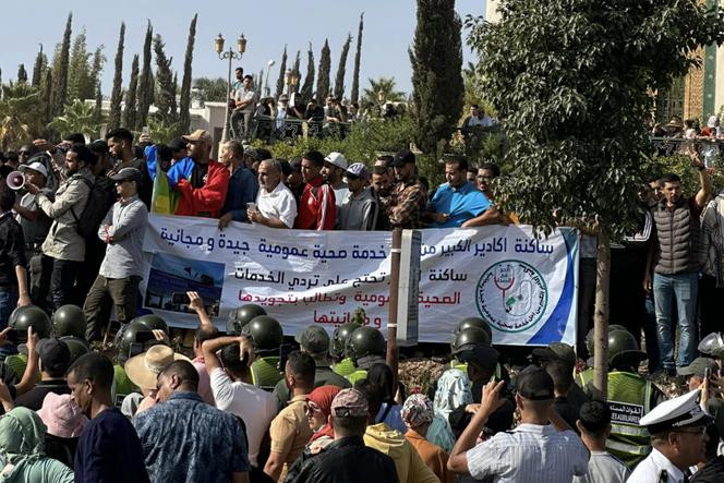 Une capture d’écran d’une vidéo sur le réseau social TikTok montre des manifestants devant l’hôpital Hassan-II, à Agadir (Maroc), en septembre 2025.