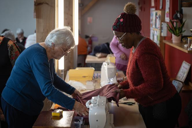 Jacqueline (à droite), en attente du renouvellement de son titre de séjour, dans les locaux du Secours catholique de Pornic (Loire-Atlantique), le 17 novembre 2025.