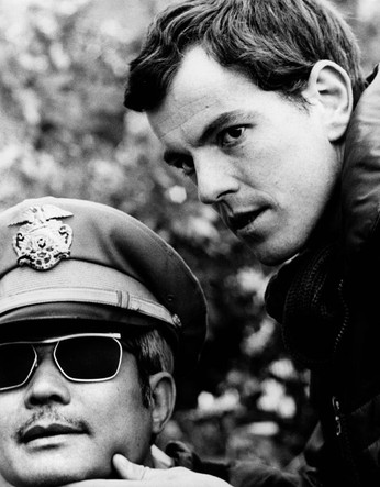 A droite : le réalisateur Peter Watkins, sur le tournage de son film « Les Gladiateurs » (« Gladiatorerna »), en 1969.