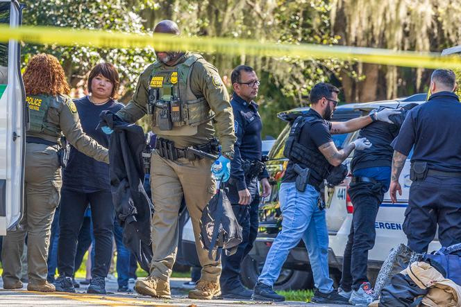 Des agents des forces de l’ordre arrêtent des personnes migrantes dans la région de Coral Gables (Floride), le 28 janvier 2025.