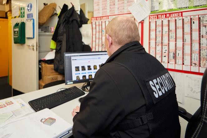 Le système de reconnaissance faciale Facewatch alerte le personnel de sécurité lorsqu’une personne figurant sur une liste de suspects de vol à l’étalage entre dans le magasin. A Basildon, en Angleterre, le 28 juin 2023.