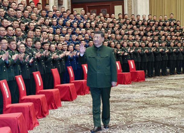 Le président chinois, Xi Jinping, avec des militaires basés dans la région autonome ouïgoure du Xinjiang, à Urumqi, dans le nord-ouest de la Chine, le 23 septembre 2025.