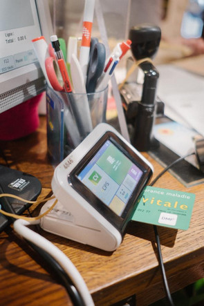 Une carte vitale insérée dans le lecteur d’une pharmacie rurale, à Saint-Pierre-des-Nids (Mayenne), le 7 octobre 2025.