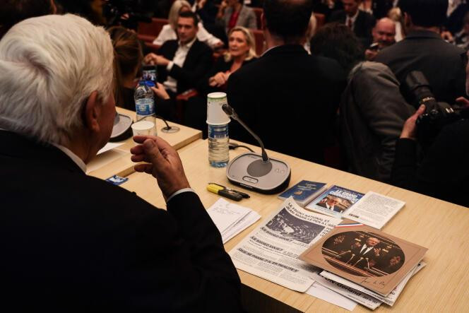 Les dirigeants du Rassemblement national (RN), Jordan Bardella et Marine Le Pen, écoutent Bruno Gollnisch (de dos), lors du colloque sur les 50 ans du Front national, ancêtre du RN, à Paris, le 6 octobre 2022.