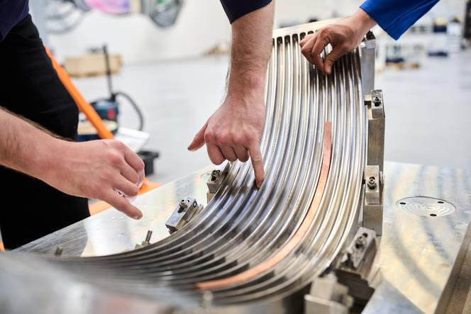 Mise au point des bobines supraconductrices du stellarator de la start-up allemande Proxima Fusion, à Munich (Allemagne), le 30 avril 2025.