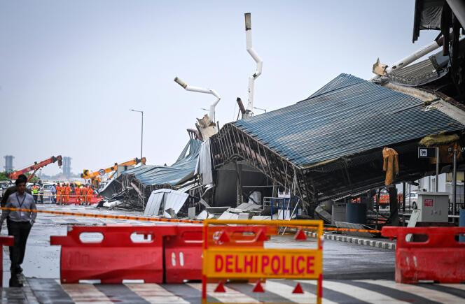 Une partie du toit de l’aéroport de New Delhi effondrée après de fortes pluies, le 28 juin 2024.