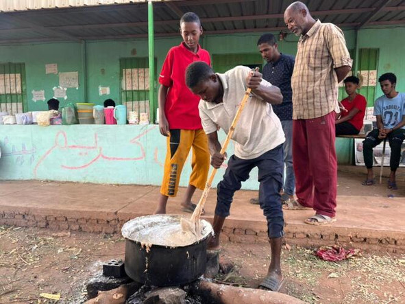 Préparation de l’assida (une pâte de sorgho), par une cuisine communautaire gérée par les cellules d’urgence, pendant le ramadan, dans le quartier de Jareef al-Gharb, à Khartoum, en mars 2024.