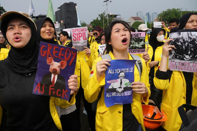 Des étudiants lors d’un rassemblement contre la corruption, la politisation du droit et les avantages des législateurs, devant le bâtiment du Parlement à Jakarta, en Indonésie, le 9 septembre 2025.
