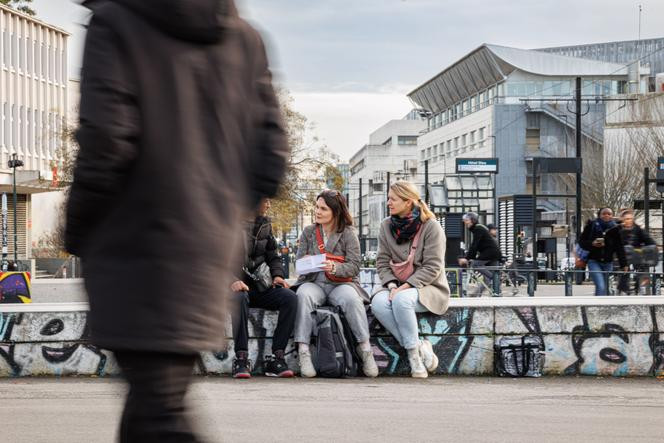 Juliette Paquereau, assistance sociale, et Caroline de Charette, psychiatre, avec un ancien détenu accompagné par l’équipe mobile transitionnelle du CHU, à Nantes, le 19 décembre 2025.