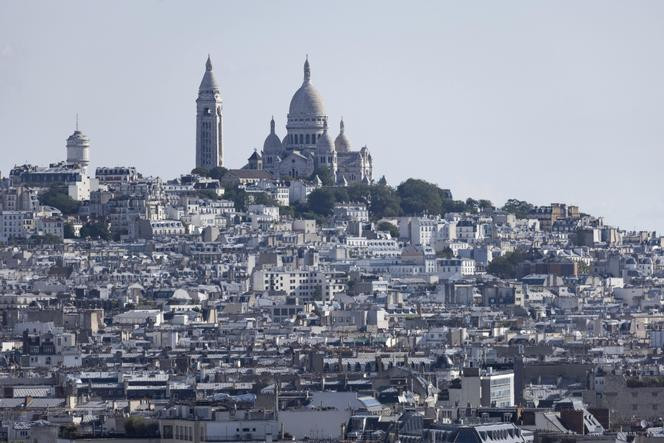 Paris depuis le haut de l’arc de Triomphe à Paris, montre l’église du Sacré-Cœur, 16 septembre 2021.