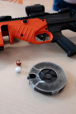 Démonstration du Smart ProtectoR - 303T dans les locaux de l’usine de fabrication d’armes FN, à Herstal, Belgique, le 7 mars 2024. Sur la table, les  billes dites « à létalité réduite ».