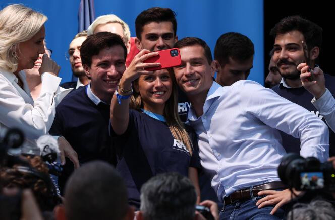 Des partisans du Rassemblement national prennent un selfie avec Jordan Bardella, lors d’un meeting d’été du RN à Beaucaire (Gard), le 16 septembre 2023.