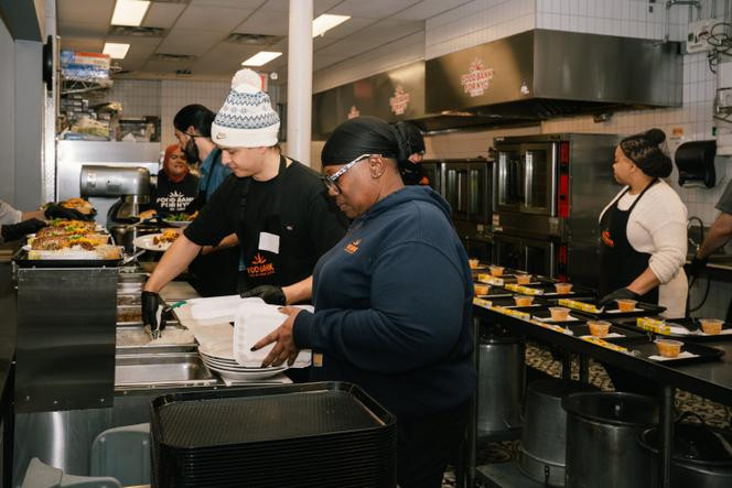 La cheffe Sheri Jefferson aide à la préparation de repas chauds, dans la « cuisine communautaire » de la Food Bank NYC à Harlem, située au 252 West 116th Street, à New York, le 3 décembre 2025.