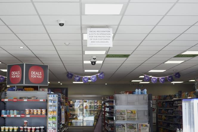 Dans un supermarché qui utilise la technologie de la société Facewatch, un panneau indique que « la vidéosurveillance et la reconnaissance faciale sont utilisées pour la protection des clients et des employés ». A Bristol (Royaume-Uni), le 28 juin 2023.
