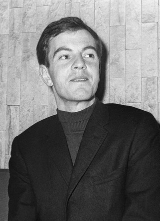 Le réalisateur Peter Watkins, à la première de son film « La Bombe » (« The War Game »), à Stockholm, le 18 octobre 1967.