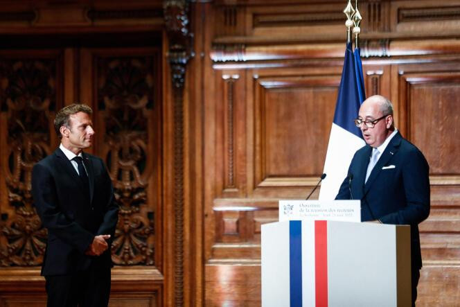 Emmanuel Macron et Christophe Kerrero (alors recteur de l’académie de Paris), à l’université de la Sorbonne, à Paris, le 25 août 2022.