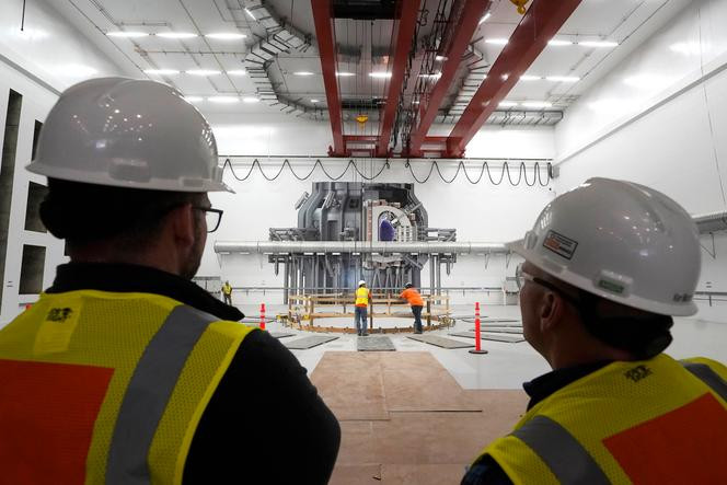 Des ingénieurs travaillent sur une représentation grandeur nature d’un dispositif utilisant des aimants susceptibles de créer les conditions de la fusion, chez Commonwealth Fusion Systems, à Devens, dans le Massachusetts (Etats-Unis), le 11 octobre 2023.