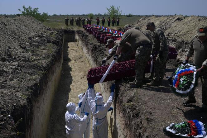 Une photo fournie par l’agence de presse russe Sputnik prise lors de l’enterrement de 20 soldats russes non identifiés, à Louhansk, dans le Donbass, le 6 juillet 2024.